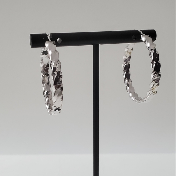 10K Gold Twisted Hoop Earrings: A Bold Statement of Elegance - Picture 3 of 8